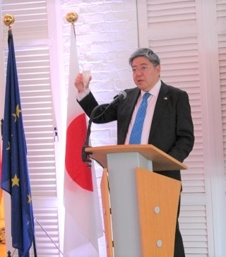 Ambassador MASAKI in raising a glass