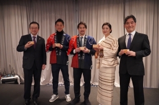 両大使と岡崎選手・森岡選手